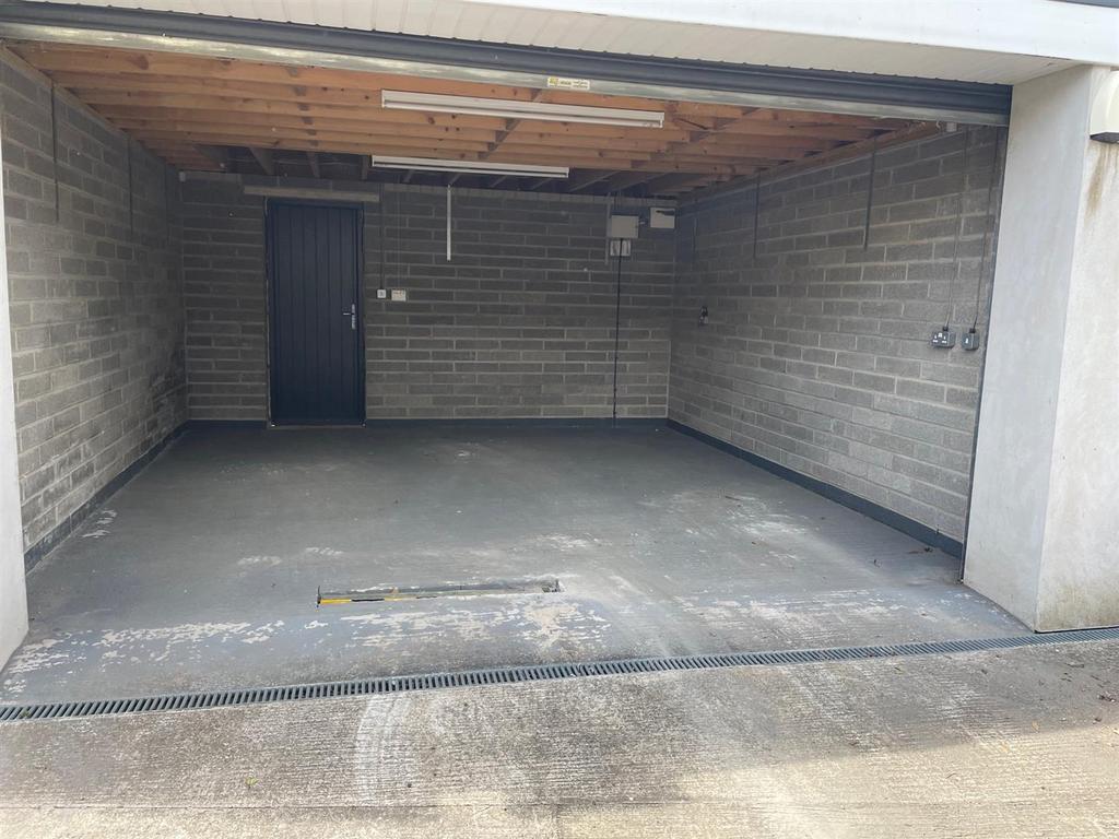 Gileston Road, Pontcanna, Cardiff Garage £250 pcm (£58 pw)