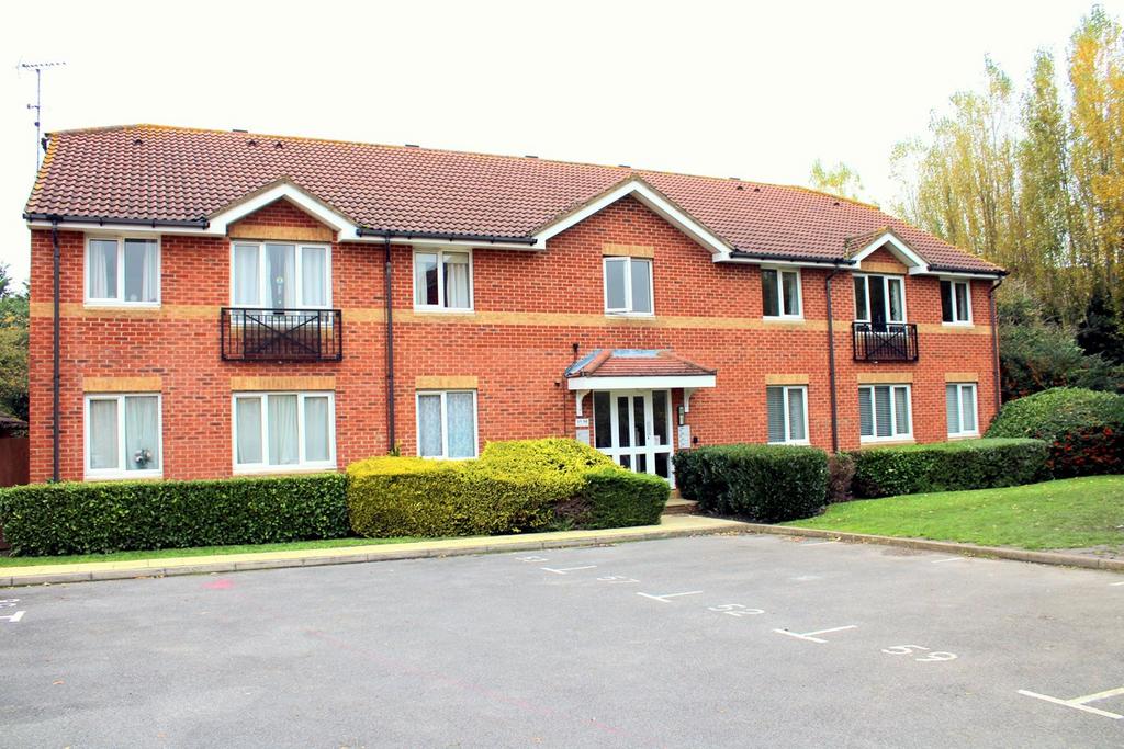 Trevithick Close, Feltham, TW14 1 bed ground floor flat for sale £220,000