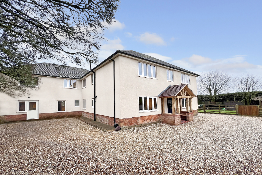 Highworth Road, Shrivenham, SN6 5 bed detached house for sale £1,000,000