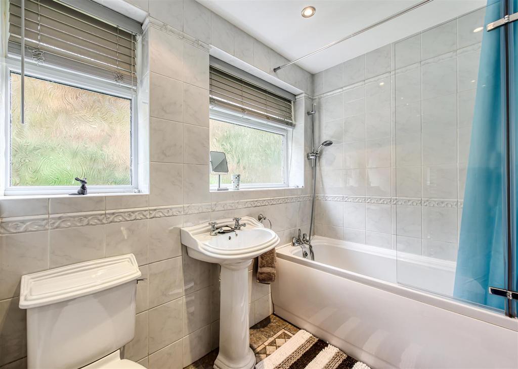 23 Redcliffe Drive-bathroom.jpg
