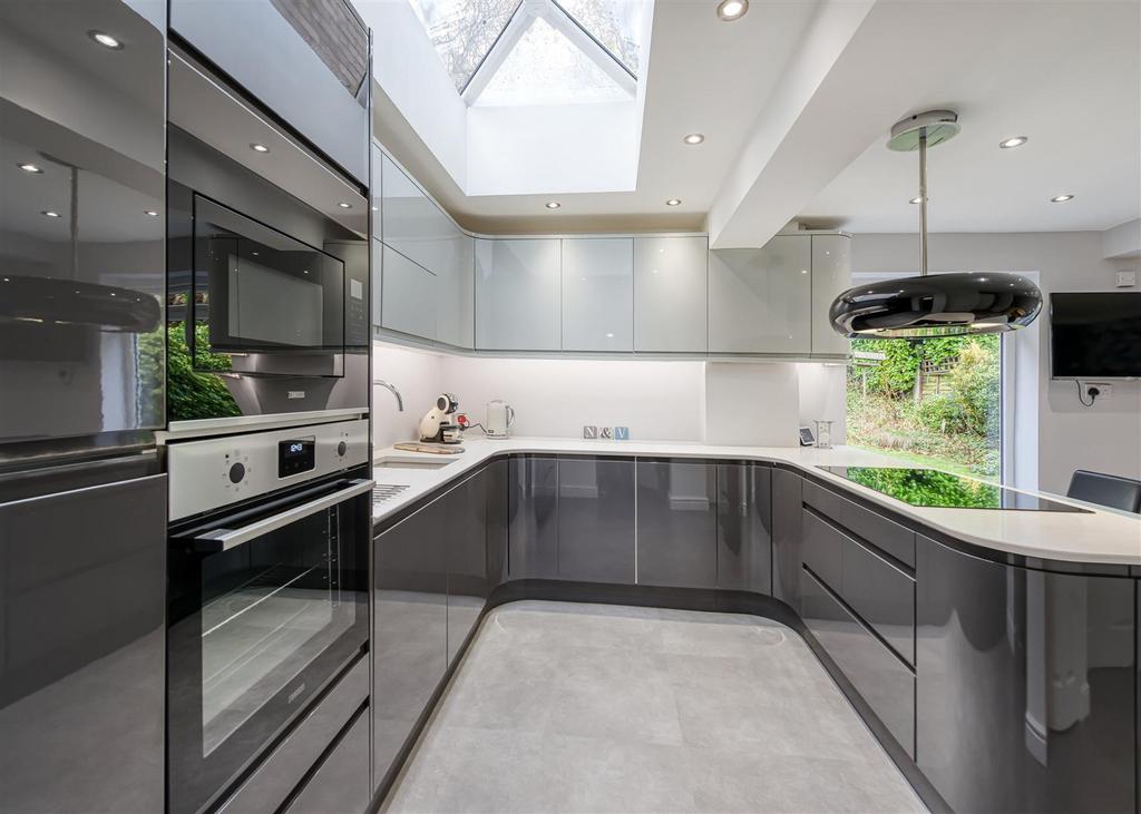 23 Redcliffe Drive-kitchen2.jpg