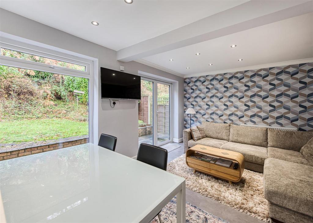 23 Redcliffe Drive-kitchen4.jpg