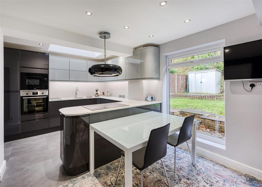 23 Redcliffe Drive-kitchen3.jpg