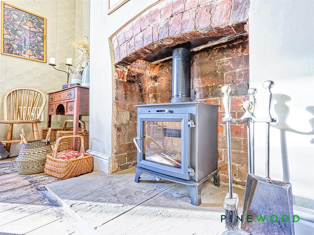 Dining room - fireplace