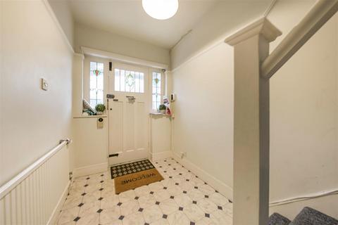 4 Albury Avenue, Isleworth, TW7 5HX