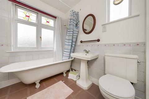 4 Albury Avenue, Isleworth, TW7 5HX