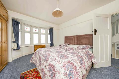 4 Albury Avenue, Isleworth, TW7 5HX