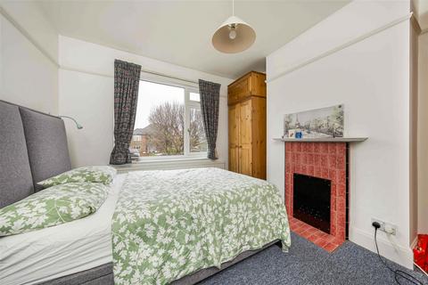 4 Albury Avenue, Isleworth, TW7 5HX