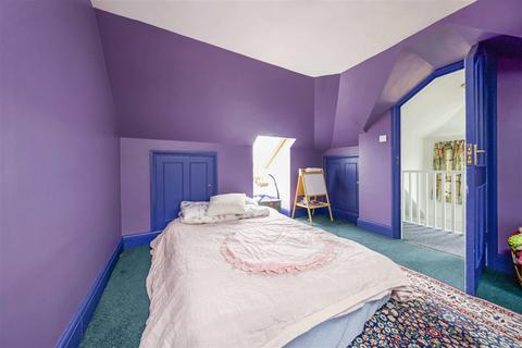 4 Albury Avenue, Isleworth, TW7 5HX