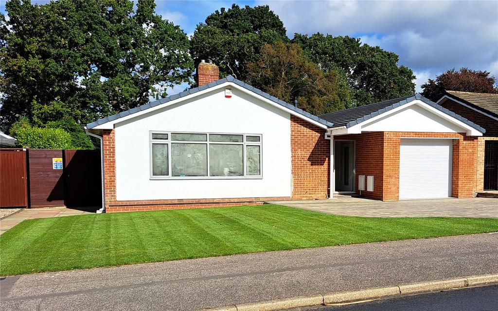 Braemar Drive, Highcliffe, Christchurch, Dorset, BH23 3 bed bungalow