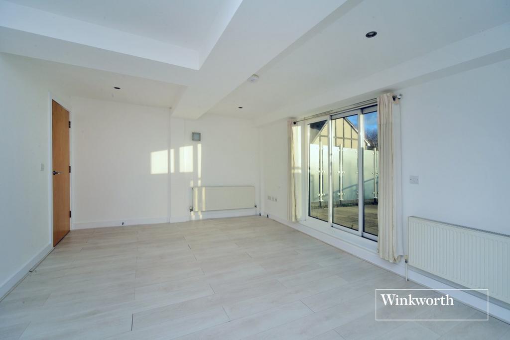 Ewell Road, Cheam, Sutton, SM3 2 bed apartment for sale £375,000