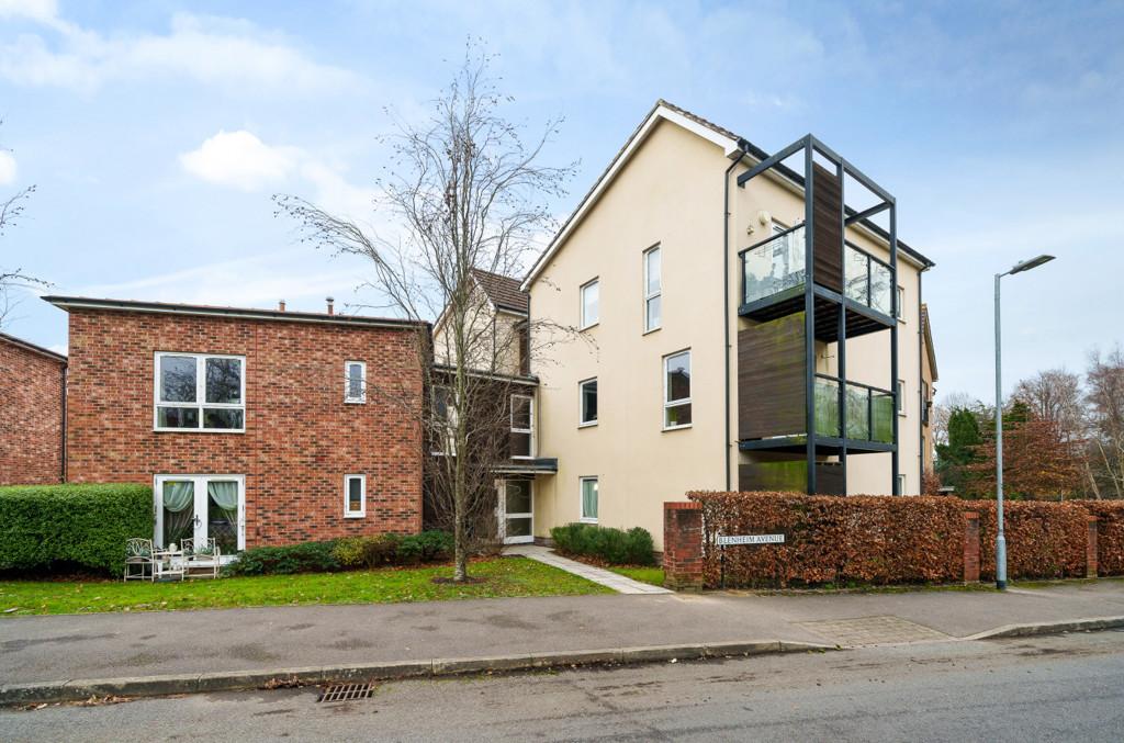 Hampden Crescent, Bracknell, Berkshire 2 bed apartment - £250,000