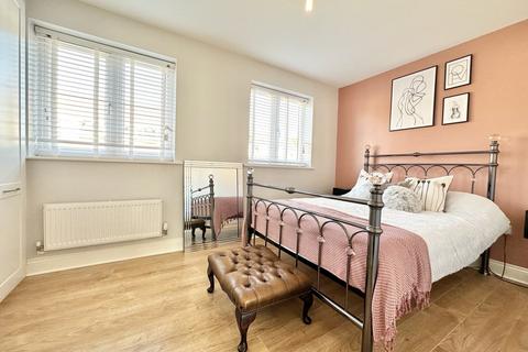 3 bedroom terraced house for sale, Gomer Road, Bagshot, Surrey