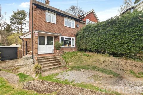 21 Beacon Close, Wrecclesham, Farnham, GU10 4PA