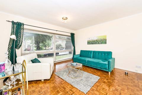 37 Oak Tree Close, London, W5 2AQ