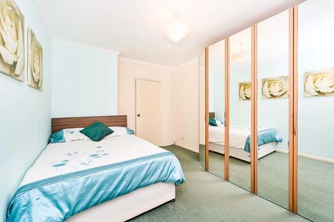 37 Oak Tree Close, London, W5 2AQ