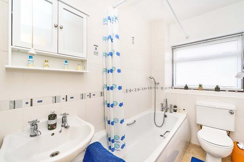 37 Oak Tree Close, London, W5 2AQ
