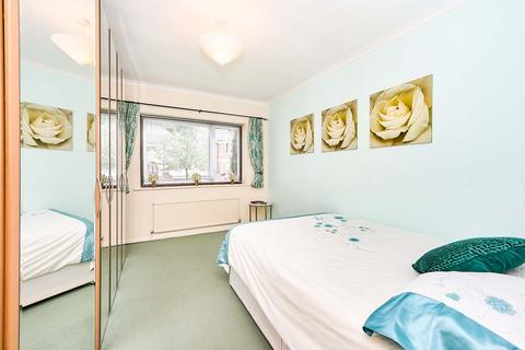 37 Oak Tree Close, London, W5 2AQ