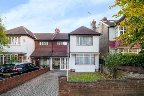 17 Queens Walk, London, W5 1TP