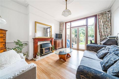 17 Queens Walk, London, W5 1TP