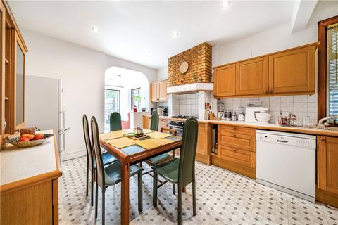 17 Queens Walk, London, W5 1TP