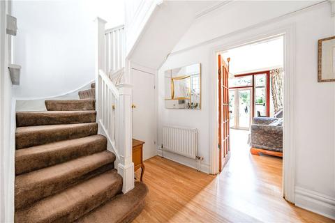 17 Queens Walk, London, W5 1TP