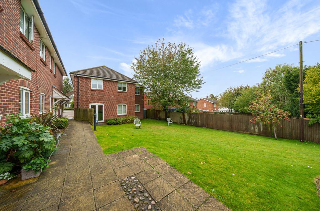 Oaklands Avenue, Watford, Hertfordshire 2 bed apartment for sale £250,000