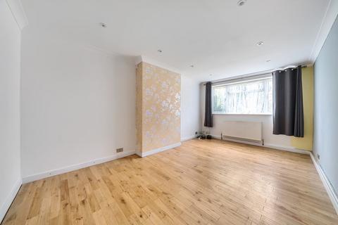 66 Lloyd Court, Pinner, HA5 1EG
