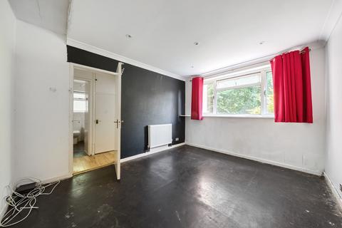 66 Lloyd Court, Pinner, HA5 1EG