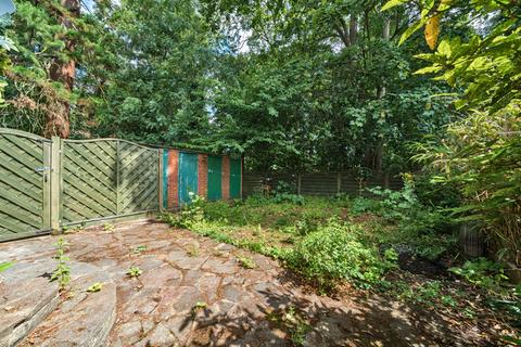 66 Lloyd Court, Pinner, HA5 1EG