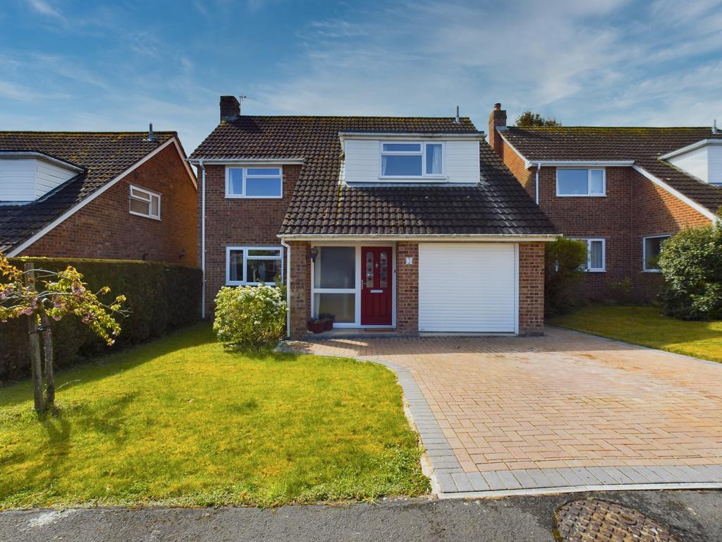 Churchill Close, Tadley, RG26 4 bed detached house for sale £490,000