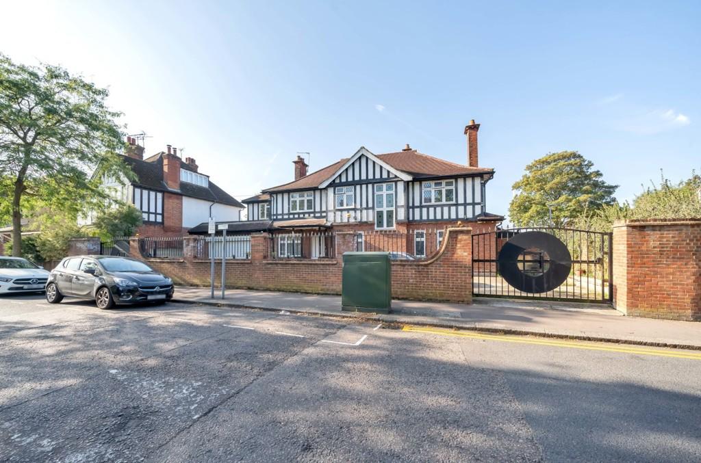 Park Avenue, Watford, Hertfordshire 5 bed detached house for sale £