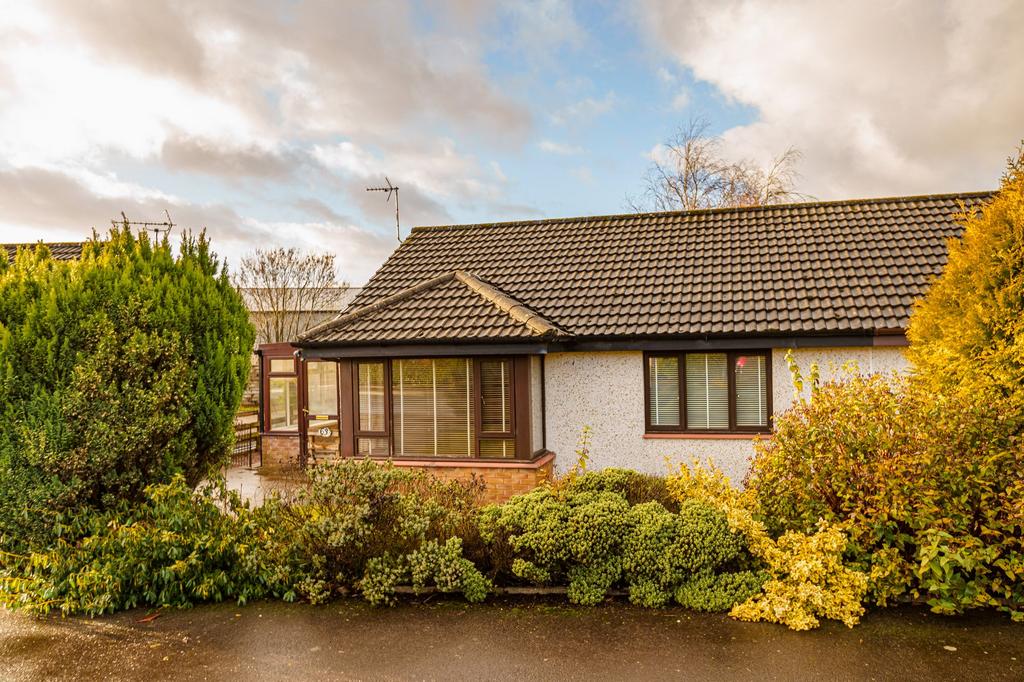 Dryfe Park, Lockerbie, DG11 2 bed semidetached bungalow £145,000
