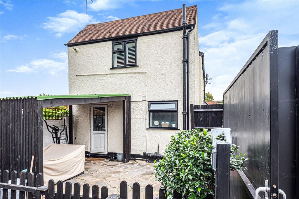 Park Cottages, The Oaks, Ruislip 2 bed house for sale £465,000