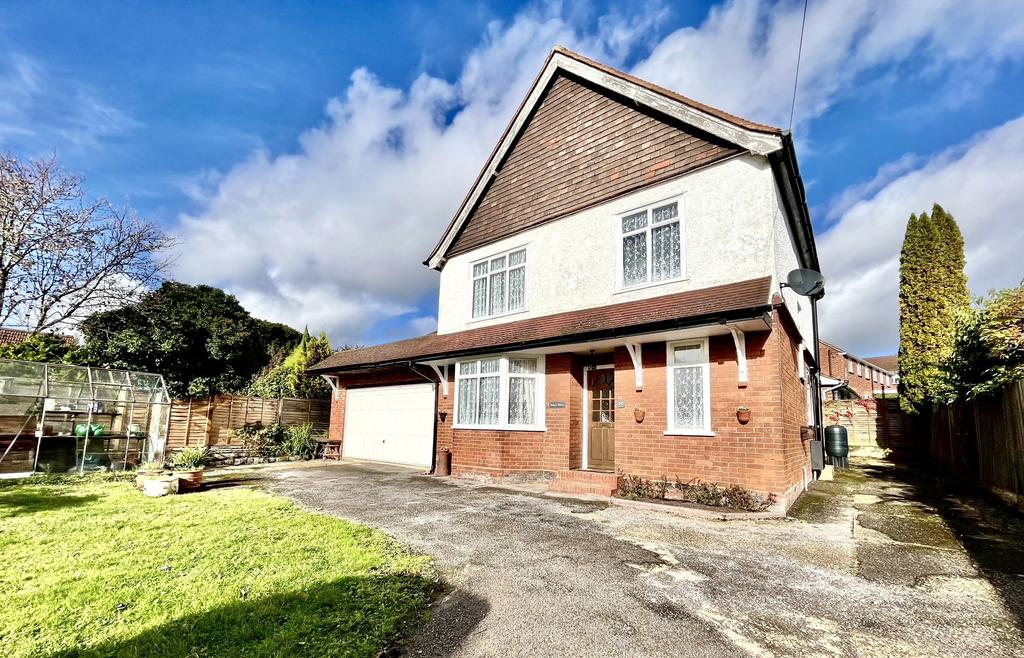 High Street, Sandhurst, Berkshire 3 bed detached house for sale - £600,000