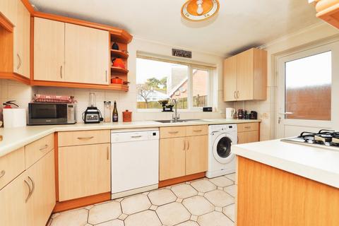 4 bedroom detached house for sale - The Martells, Barton on Sea, New Milton, BH25