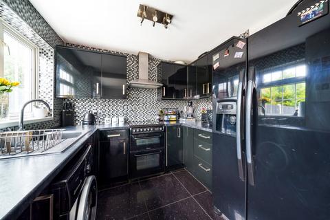 6 Holmlea Walk, Datchet, Slough, SL3 9HZ