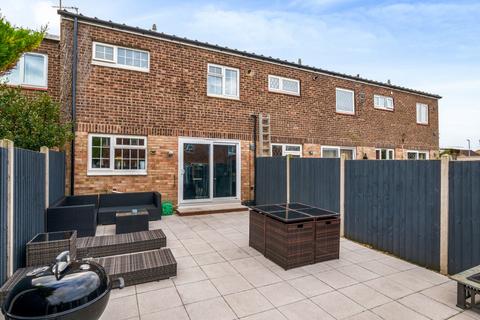 6 Holmlea Walk, Datchet, Slough, SL3 9HZ
