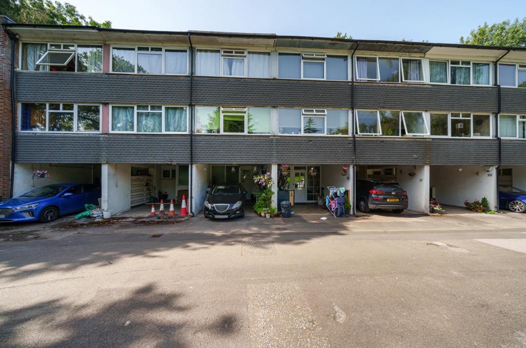 Mill Close, Wokingham, Berkshire 3 bed terraced house for sale £300,000