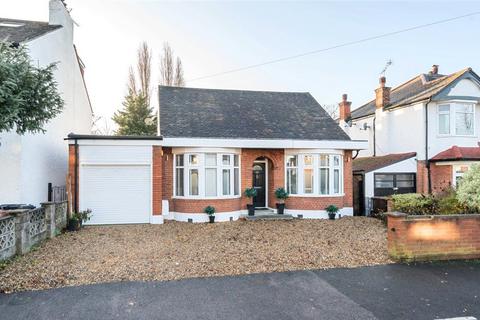 3 bedroom bungalow for sale - Chingford Avenue, London