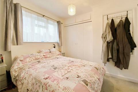 14 Barn Field, Yateley, GU46 6HZ