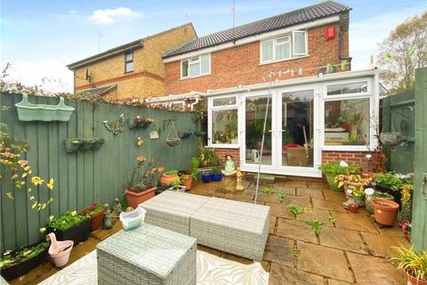 14 Barn Field, Yateley, GU46 6HZ