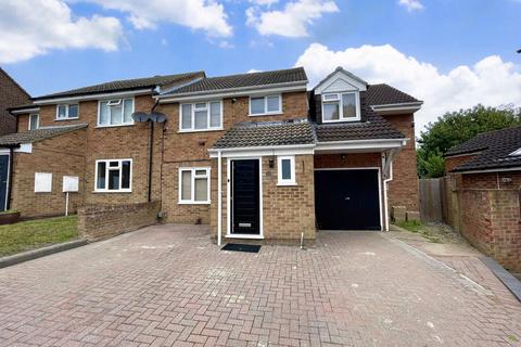 17 Betjeman Walk, Yateley, GU46 6YP
