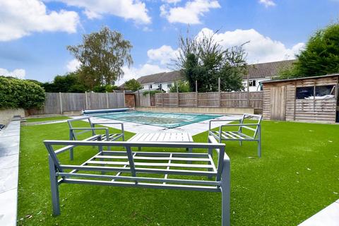 17 Betjeman Walk, Yateley, GU46 6YP