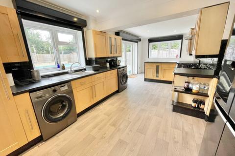 17 Betjeman Walk, Yateley, GU46 6YP