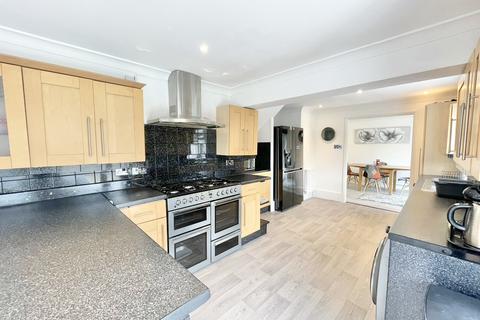 17 Betjeman Walk, Yateley, GU46 6YP