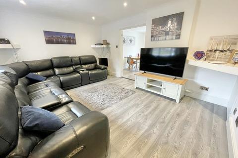 17 Betjeman Walk, Yateley, GU46 6YP