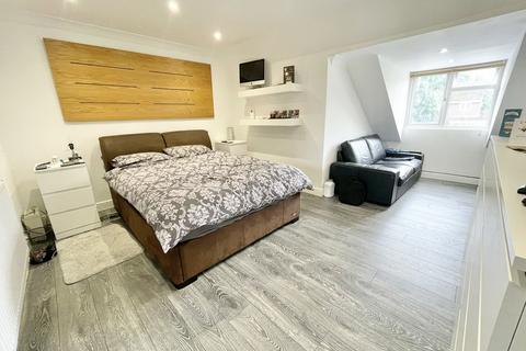 17 Betjeman Walk, Yateley, GU46 6YP