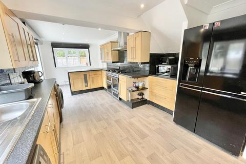 17 Betjeman Walk, Yateley, GU46 6YP