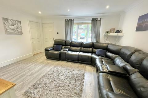 17 Betjeman Walk, Yateley, GU46 6YP
